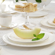 eleganckie talerzyki z białej porcelany dekorowane złotą linią
