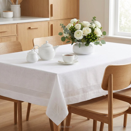 Biały obrus na stół do salonu