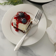 widelczyk deserowy na talerzyku porcelanowym 