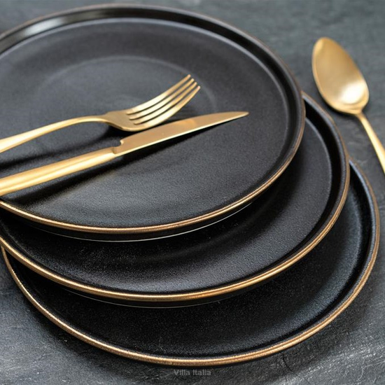 Komplet talerzy czarnych i złote sztućce