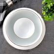 talerze obiadowe i mała salaterka porcelanowa z platyną, z góry