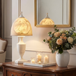 elegancka lampa do salonu z porcelanowym kloszem
