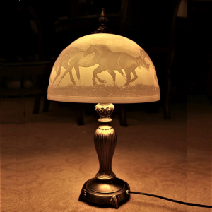 Lampa porcelanowa z abażurem w konie