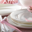 nowoczesna zastawa porcelanowa z wypukłym wzorem i złotą obwódką