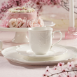 elegancka zastawa porcelanowa do deserów i kubek na stole