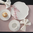 elegancka zastawa porcelanowa do deserów i filiżanka z góry