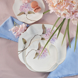 elegancki talerz do ciasta ręcznie malowany złotem porcelanowy na stole