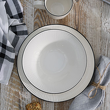 porcelanowy zestaw talerzy z czarną obwódką do jadalni