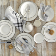 porcelanowy zestaw talerzy z czarną obwódką na stole