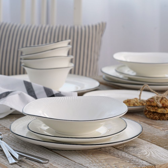 porcelanowy zestaw talerzy z czarną obwódką