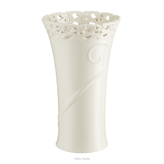 Biały wazon porcelanowy zdobiony ażurowym wzorem