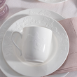 ekskluzywny biały kubek porcelanowy z reliefem