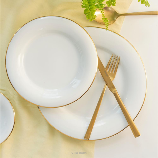 talerze obiadowe ze złotem i złote sztućce
