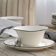 Elegancki serwis obiadowy z porcelany z ozdobnymi obrzeżami