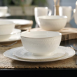 piękny zestaw naczyń porcelanowych do codziennego użytku