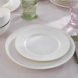 Komplet talerzy z trwałej i eleganckiej porcelany 