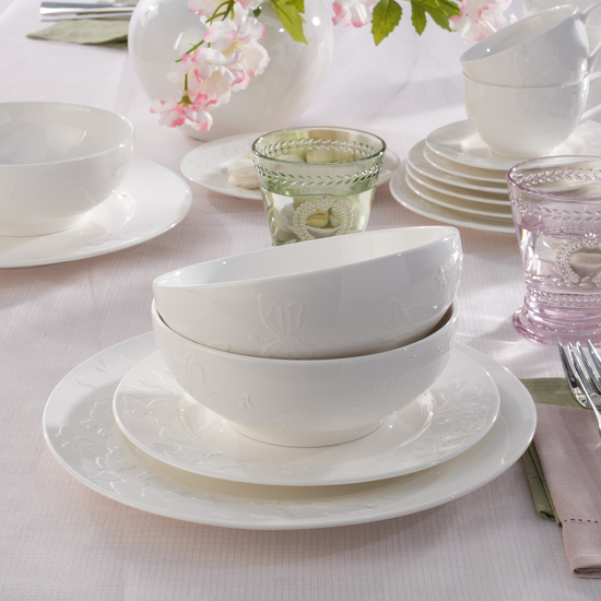 Elegancki komplet talerzy z białej porcelany
