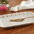 Łopatka do ciasta miedziana na talerzu do ciasta porcelanowym