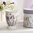 kubek porcelanowy na stopce w kwiaty fioletowe z pudełkiem ozdobnym