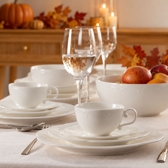 zastawa obiadowo kawowa na stole i kieliszki