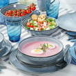 niebieskie talerze ceramiczne na stole