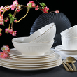 Zestaw kawowy z porcelany o dekoracyjnym wykończeniu 