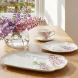 elegancka filiżanka do herbaty wykonana z wysokiej jakości porcelany ręcznie dekorowana złotem na stole 