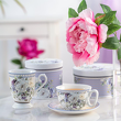 Seria kubków i filiżanek porcelanowych w kwiaty na prezent