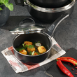 Czarny rondelek aluminiowy ze szklaną przykrywką
