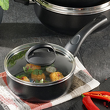 Czarny rondelek aluminiowy ze szklaną przykrywką