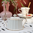 cukiernica z przykrywką i uszkami z kremowej porcelany ze złotem