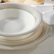 Talerze porcelanowe zdobione złotym wzorem