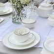 filiżanka do herbaty i talerzyk deserowy z białej porcelany ze srebrnym obrzeżem