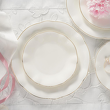 elegancki zestaw obiadowy porcelanowy ze złotym wykończeniem na stół