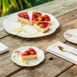 komplet talerzyków do ciasta ze złotymi zdobieniami z porcelany w eleganckiej aranżacji