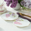 zestaw talerzyków do podawania ciasta ze złotymi zdobieniami z porcelany na stole