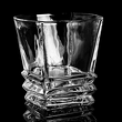 Szklanka do whisky kwadratowa na czarnym tle