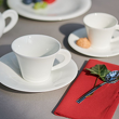 Subtelna filiżanka porcelanowa ze spodkiem do eleganckiego stołu