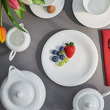 Serwis kawowy porcelanowy z góry na stole