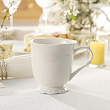 Elegancki kubek z porcelany wzmocnionej na stole