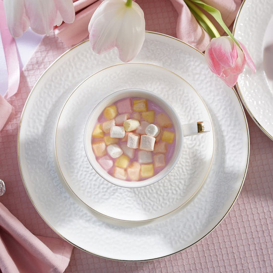 porcelanowa filiżanka do herbaty ze spodkiem na talerzu