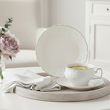 filiżanka do herbaty i talerzyk deserowy z eleganckiej białej porcelany