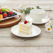 filiżanka do herbaty i talerzyk deserowy z białej porcelany dekorowanej złotą linią