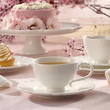 Filiżanki porcelanowe do herbaty na stole