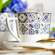 porcelanowa filiżanka z niebieskim wzorem