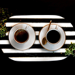 filiżanki do espresso z białej porcelany dekorowanej złotem