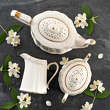 dzbanuszek do mleka cukiernica i dzbanek do herbaty z eleganckiej kremowej porcelany, dekorowane wzorem ażurowym