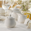 komplet do herbaty porcelanowy na stole