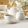 komplet do herbaty porcelanowy na stole