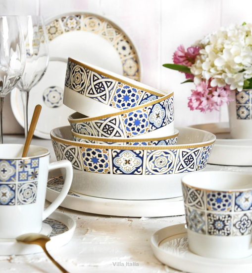 Zastawa stołowa z niebieskim wzorem